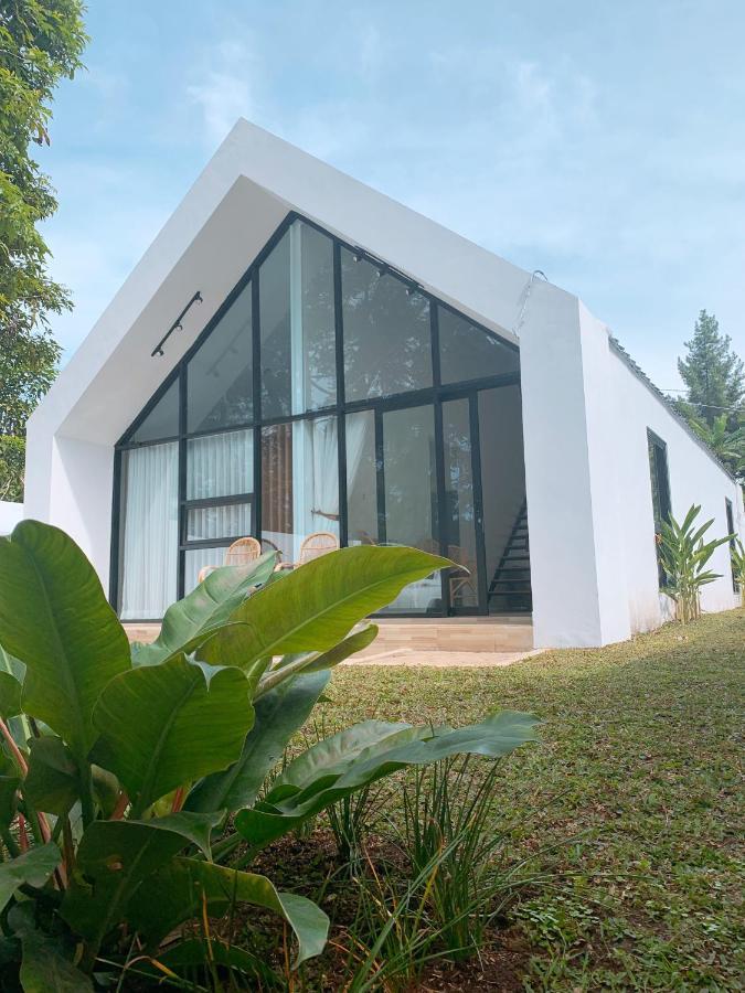 Villa Casa De Gaudi Lembang Exterior foto