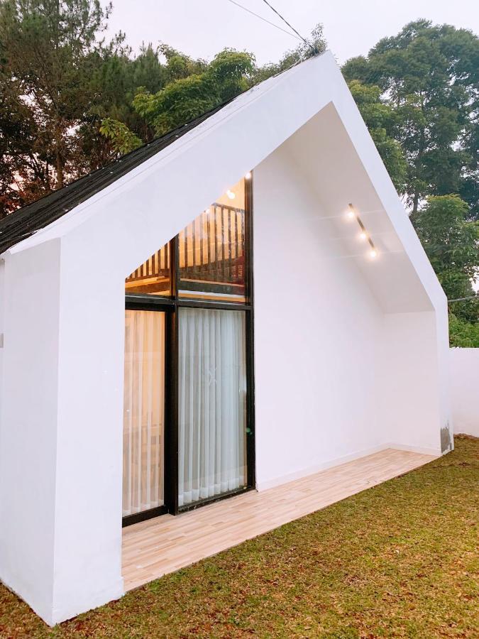 Villa Casa De Gaudi Lembang Exterior foto